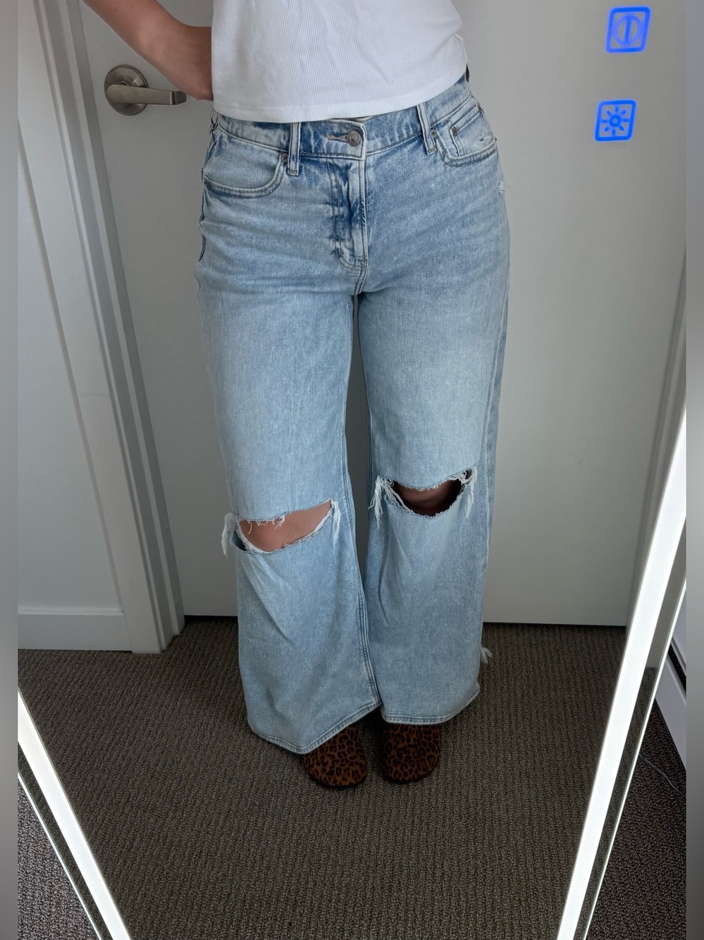 American Eagle Super High Rise Wide Leg Jeans Size 2